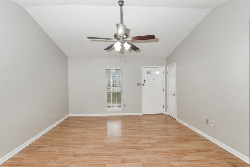 1,545/Mo, 5850 Waverly Dr Horn Lake, MS 38637 Living Room View 3