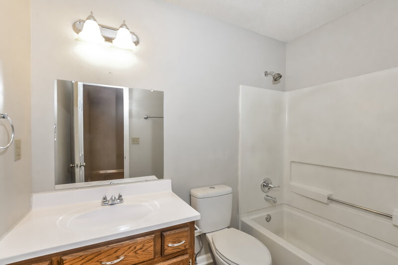 1,545/Mo, 5850 Waverly Dr Horn Lake, MS 38637 Main Bathroom View