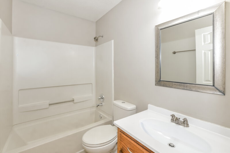 1,545/Mo, 5850 Waverly Dr Horn Lake, MS 38637 Bathroom View