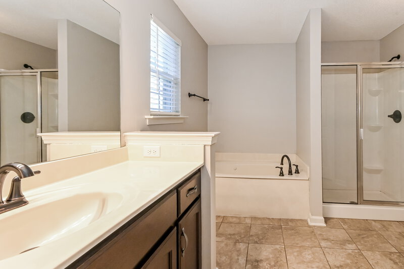 1,880/Mo, 9912 White Poplar Dr Olive Branch, MS 38654 Main Bathroom View