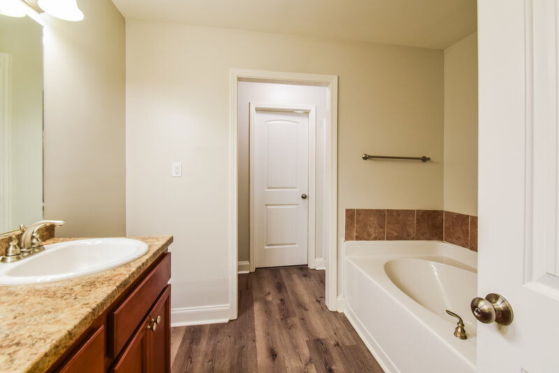 1,790/Mo, 3257 E Hartland Dr Southaven, MS 38672 Main Bathroom View