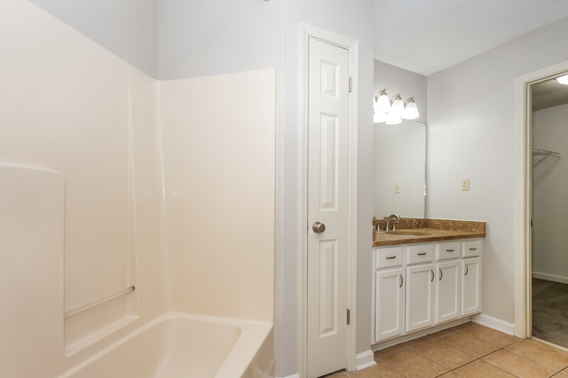1,753/Mo, 1012 Spanish Trail Ln Cordova, TN 38018 Main Bathroom View 2