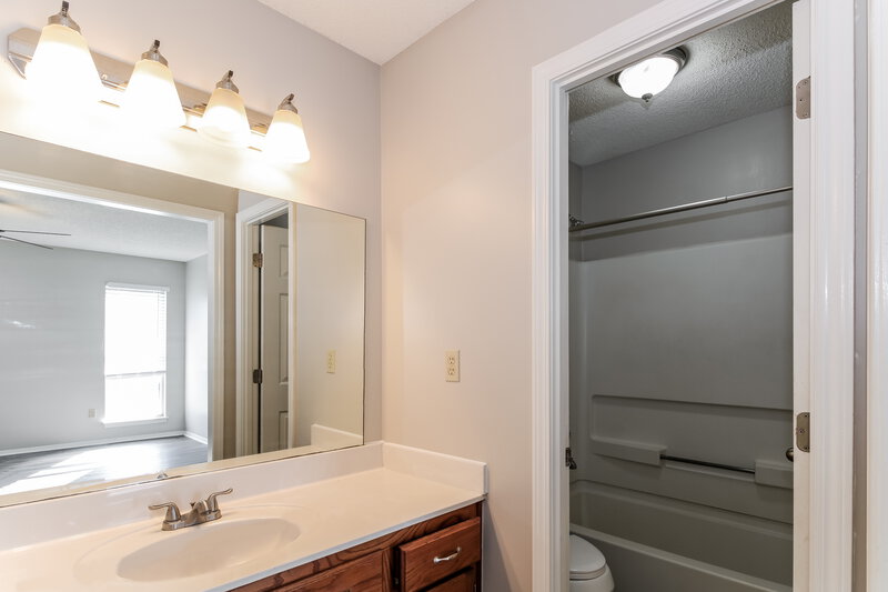 1,660/Mo, 10352 Maplebrook Ln Olive Branch, MS 38654 Main Bathroom View