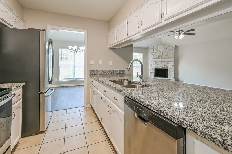 2,500/Mo, 6955 Gallop Dr Cordova, TN 38018 Kitchen View 2