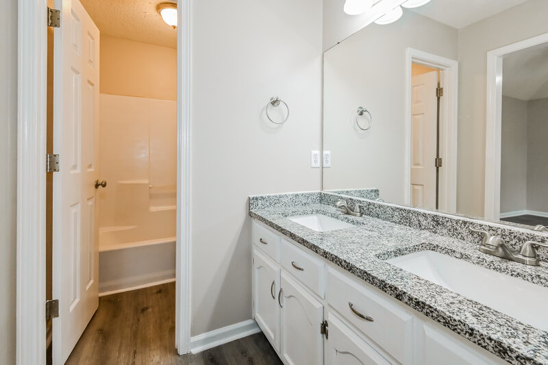 2,500/Mo, 6955 Gallop Dr Cordova, TN 38018 Main Bathroom View