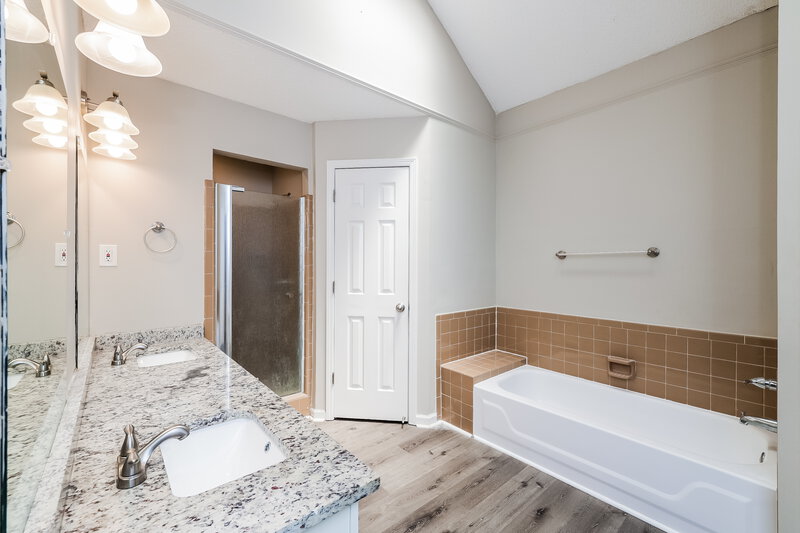 1,940/Mo, 4924 W Hedgewall Cir Memphis, TN 38141 Main Bathroom View