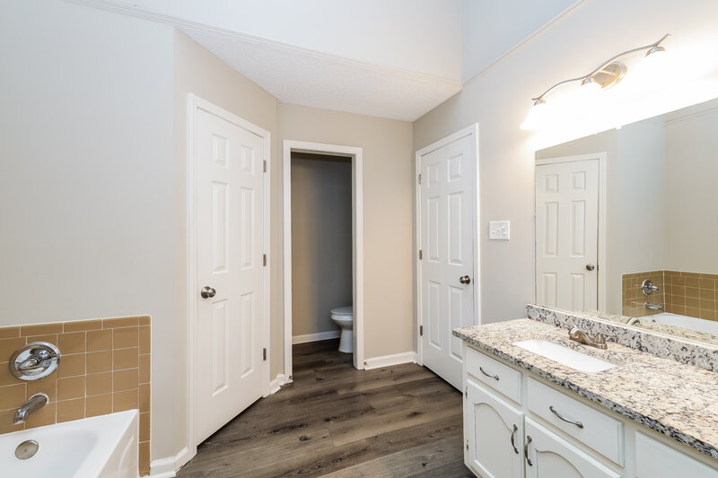 1,940/Mo, 4924 W Hedgewall Cir Memphis, TN 38141 Main Bathroom View 2