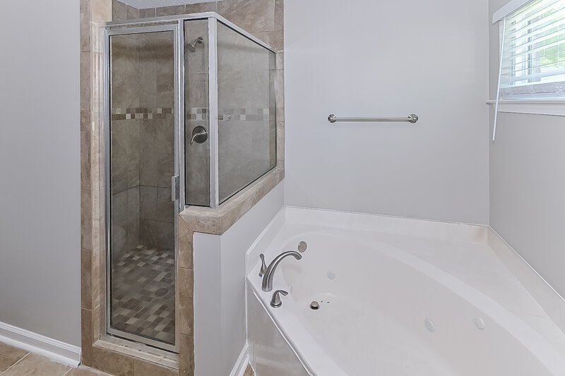 1,860/Mo, 9840 White Poplar Dr Olive Branch, MS 38654 Main Bathroom View