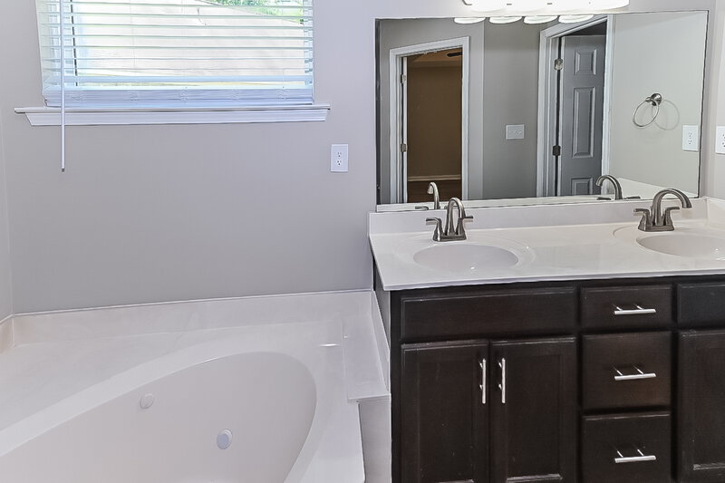 1,860/Mo, 9840 White Poplar Dr Olive Branch, MS 38654 Main Bathroom View 2