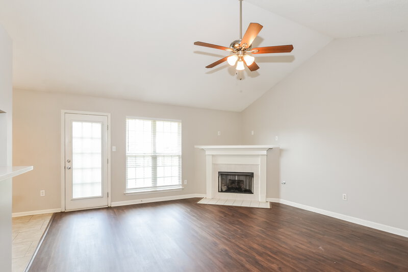 1,815/Mo, 1720 Cherry Creek Dr Southaven, MS 38671 Living Room View 2
