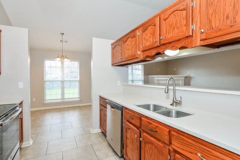 1,815/Mo, 1720 Cherry Creek Dr Southaven, MS 38671 Kitchen View 2