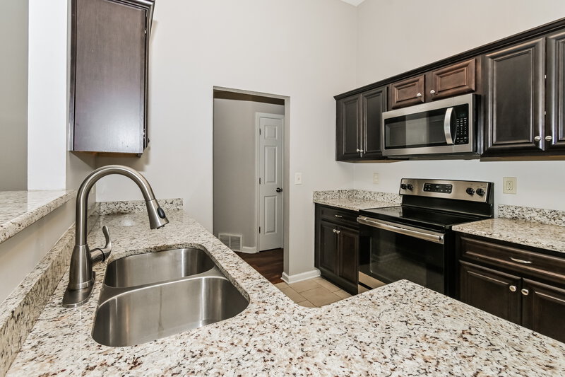 2,115/Mo, 4874 Phipps Dr Memphis, TN 38125 Kitchen View 2