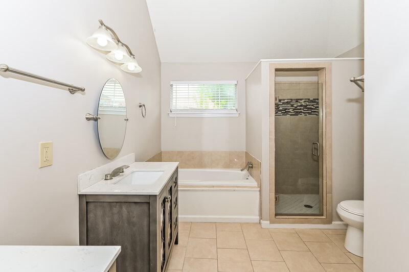 2,115/Mo, 4874 Phipps Dr Memphis, TN 38125 Main Bathroom View
