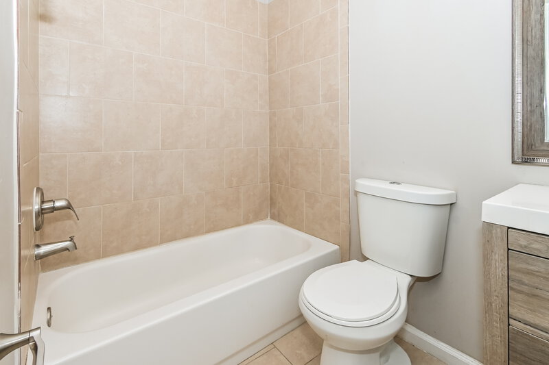 2,115/Mo, 4874 Phipps Dr Memphis, TN 38125 Bathroom View