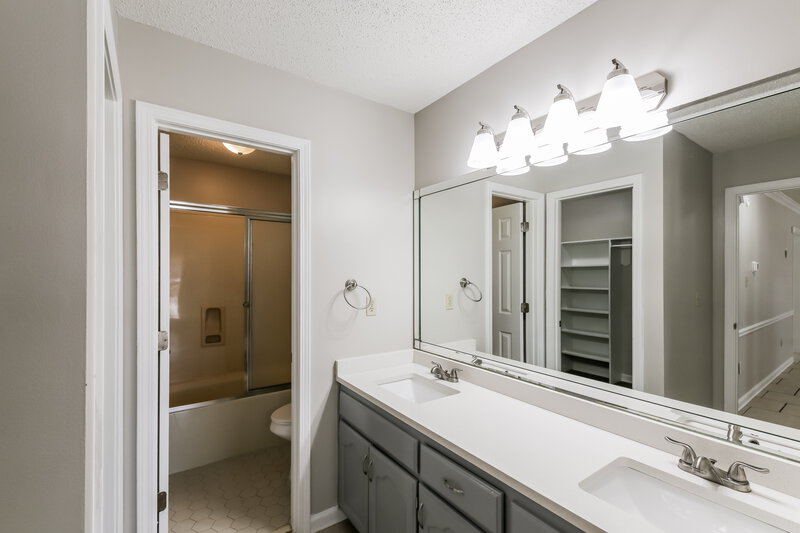 1,880/Mo, 10156 Phillips Dr Olive Branch, MS 38654 Main Bathroom View