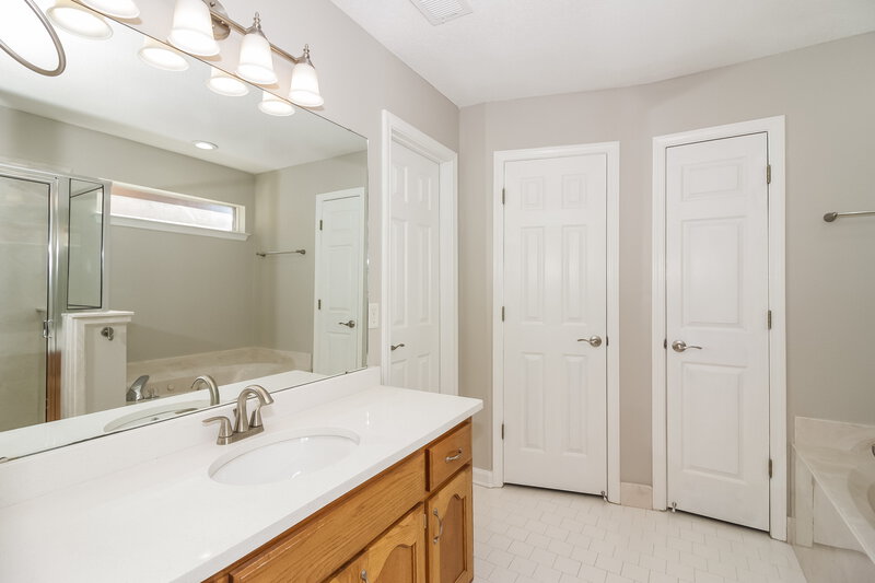 1,725/Mo, 1143 Breezy Valley Dr Cordova, TN 38018 Main Bathroom View 2