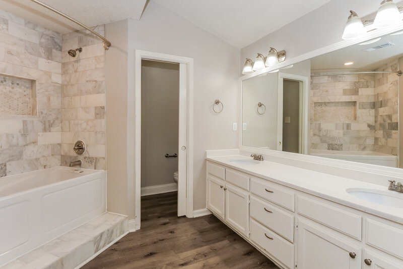 1,775/Mo, 7309 Schilling Cv E Memphis, TN 38125 Main Bathroom View