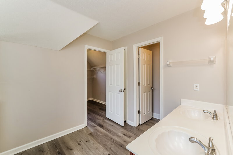 2,620/Mo, 10047 Cameron Ridge Trl Cordova, TN 38016 Main Bathroom View