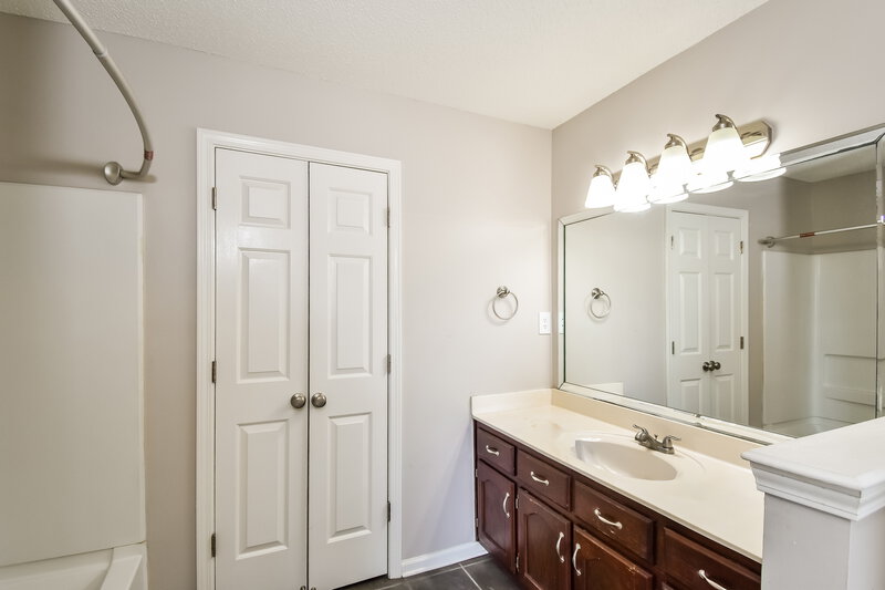 1,610/Mo, 5397 Kayla Dr Southaven, MS 38671 Main Bathroom View