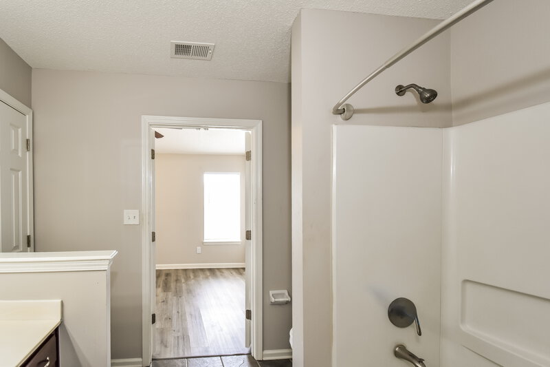 1,610/Mo, 5397 Kayla Dr Southaven, MS 38671 Main Bathroom View 2