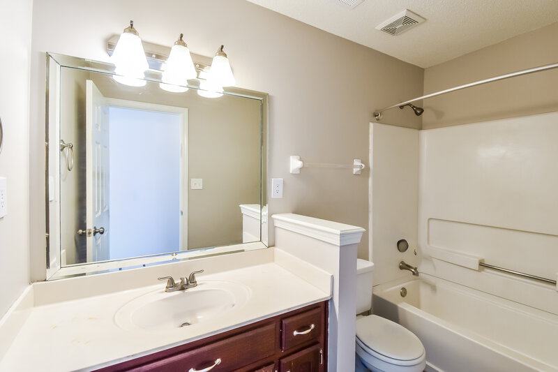 1,610/Mo, 5397 Kayla Dr Southaven, MS 38671 Bathroom View