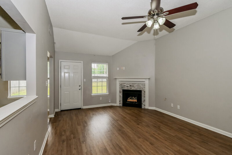 1,705/Mo, 5681 Kayla Dr Southaven, MS 38671 Living Room View 3