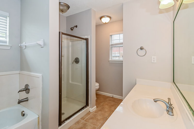 1,705/Mo, 5681 Kayla Dr Southaven, MS 38671 Main Bathroom View