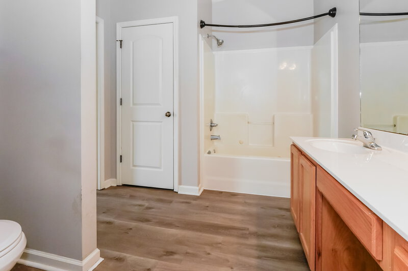 1,760/Mo, 10178 Morning Hill Dr Cordova, TN 38016 Main Bathroom View