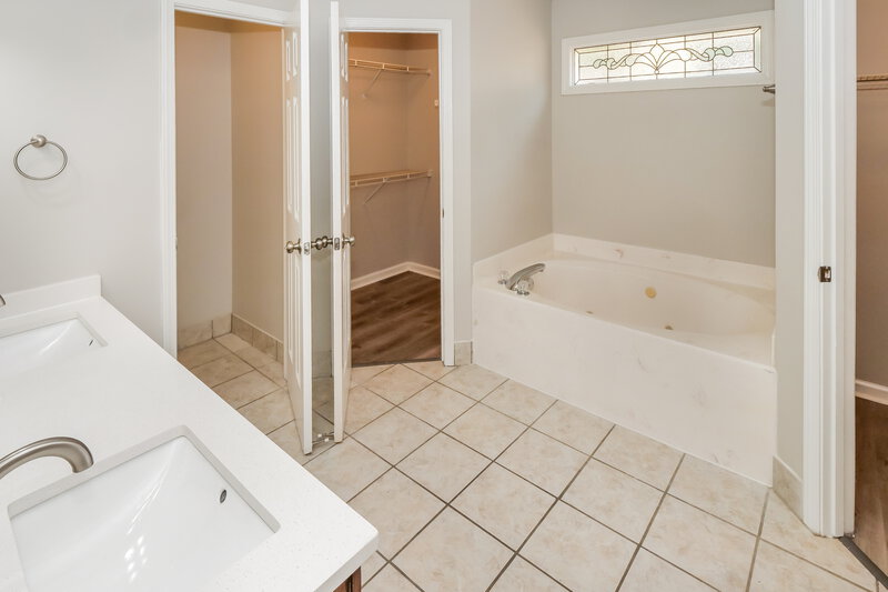 3,040/Mo, 1984 Bohemia Dr Cordova, TN 38016 Main Bathroom View