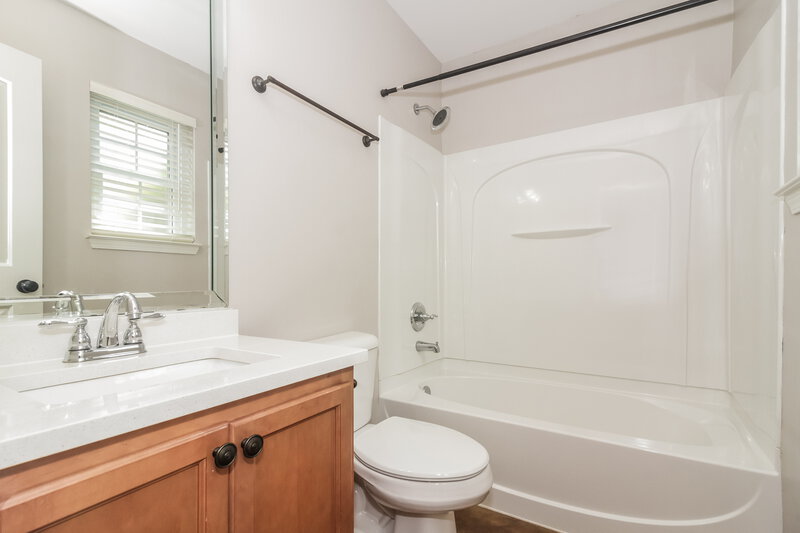 2,510/Mo, 6256 Kingsview Drive Horn Lake, MS 38637 Bathroom View