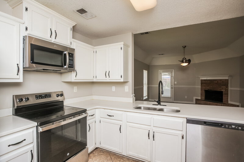 1,735/Mo, 6775 Kirkland Cv Horn Lake, MS 38637 Kitchen View 2