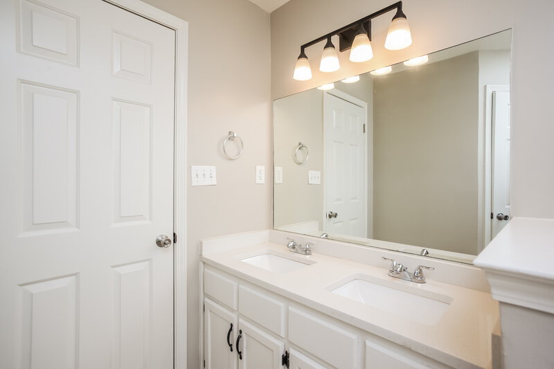1,735/Mo, 6775 Kirkland Cv Horn Lake, MS 38637 Main Bathroom View 2
