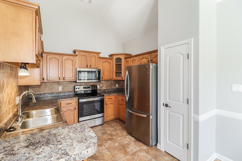 1,665/Mo, 300 Garden Springs Dr Oakland, TN 38060 Kitchen View 2