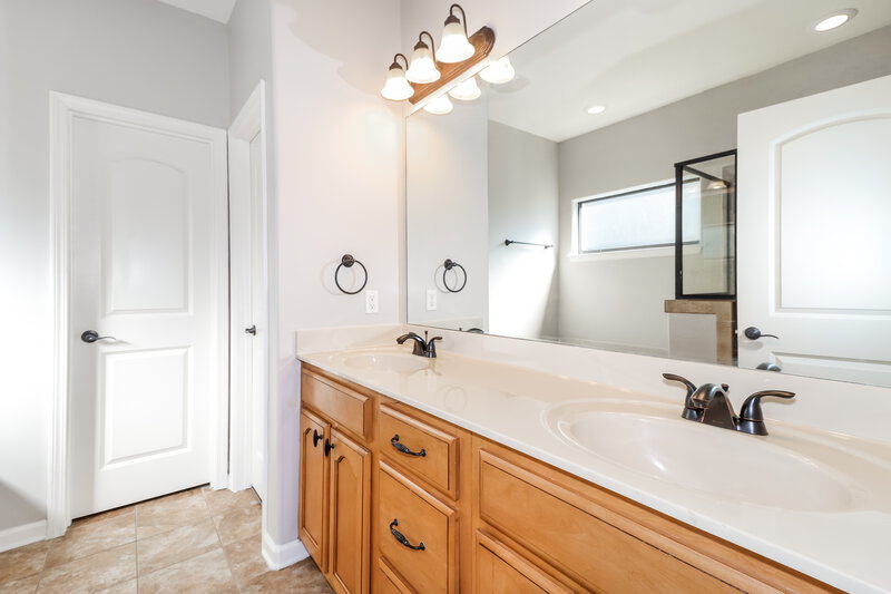 1,665/Mo, 300 Garden Springs Dr Oakland, TN 38060 Main Bathroom View