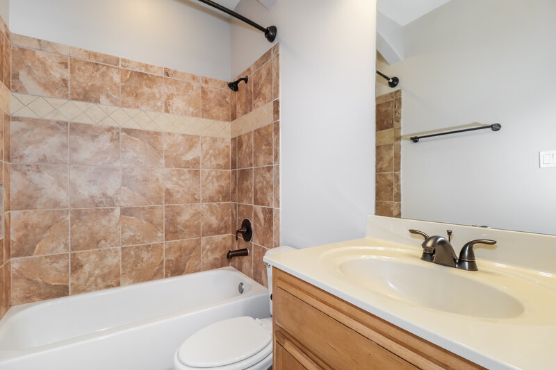 1,665/Mo, 300 Garden Springs Dr Oakland, TN 38060 Bathroom View