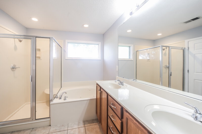 2,050/Mo, 7849 Meadow Ridge Ln Olive Branch, MS 38654 Main Bathroom View