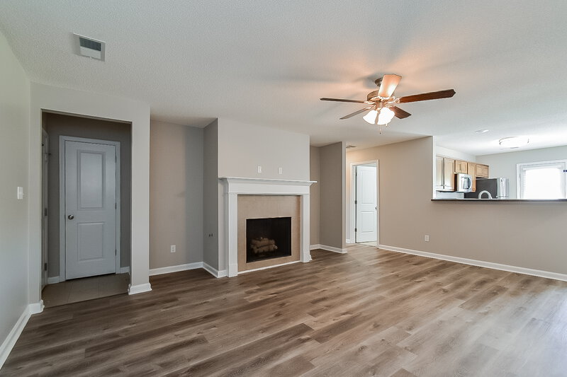 1,605/Mo, 7067 Hurt Rd Horn Lake, MS 38637 Living Room View 2