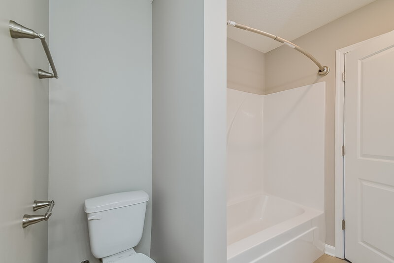 1,605/Mo, 7067 Hurt Rd Horn Lake, MS 38637 Main Bathroom View