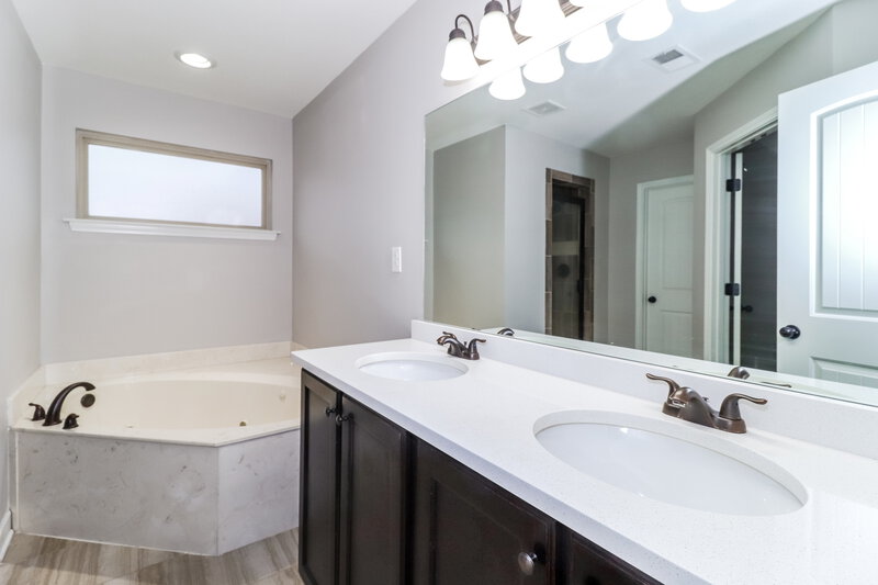 1,700/Mo, 7938 Mulberry Blvd Southaven, MS 38671 Main Bathroom View