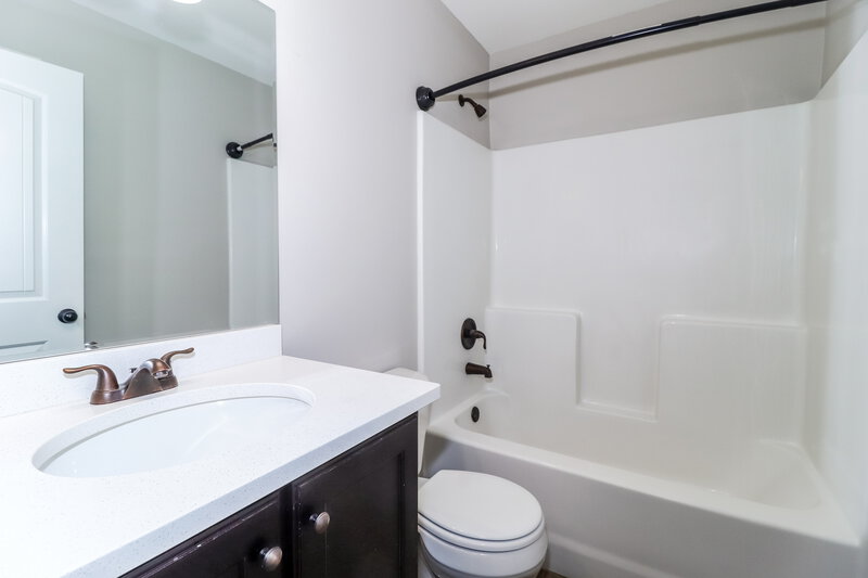 1,700/Mo, 7938 Mulberry Blvd Southaven, MS 38671 Bathroom View