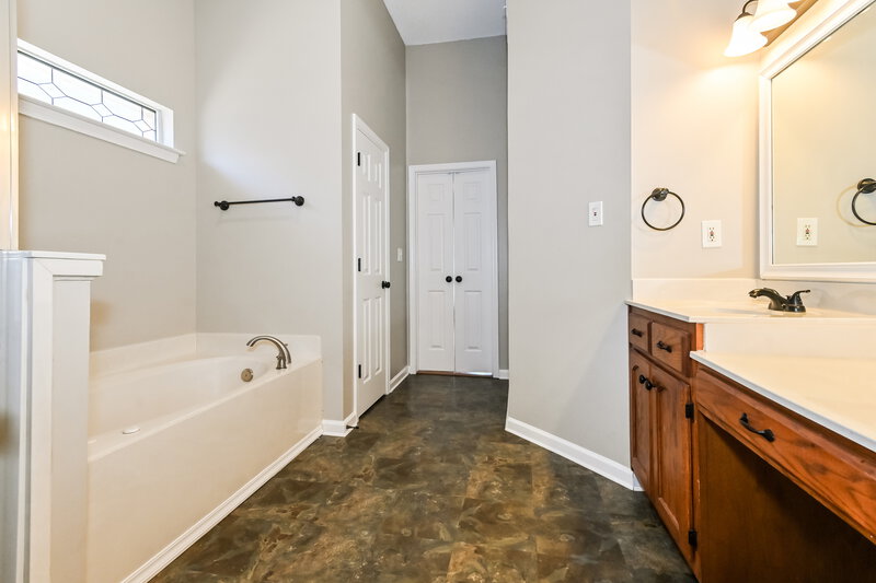 2,100/Mo, 1733 Timber Creek Dr Hernando, MS 38632 Main Bathroom View