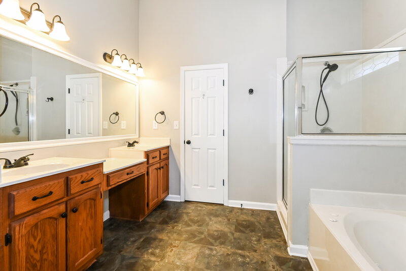 2,100/Mo, 1733 Timber Creek Dr Hernando, MS 38632 Main Bathroom View 2