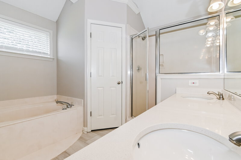 2,070/Mo, 1141 Red Fern Cir E Cordova, TN 38018 Main Bathroom View