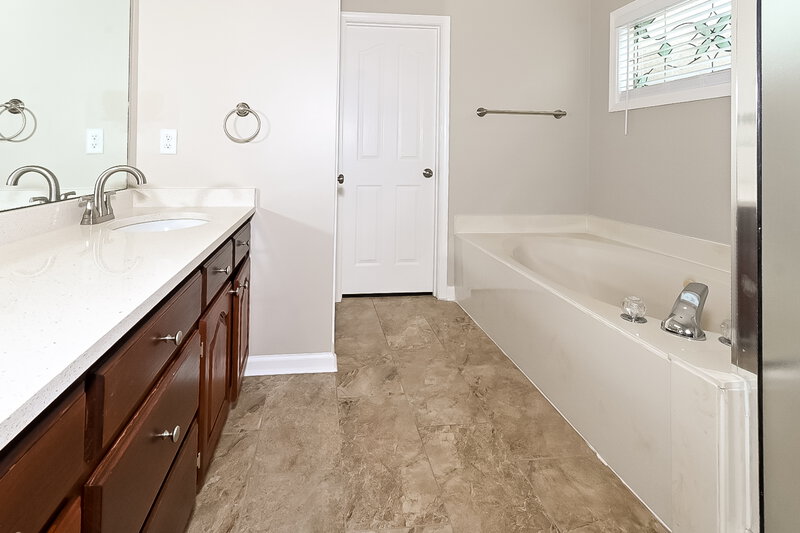 2,025/Mo, 6348 Cheyenne Dr Olive Branch, MS 38654 Main Bathroom View