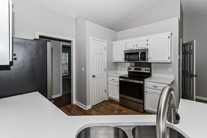 1,855/Mo, 1923 Clairmont Dr Southaven, MS 38671 Kitchen View 2