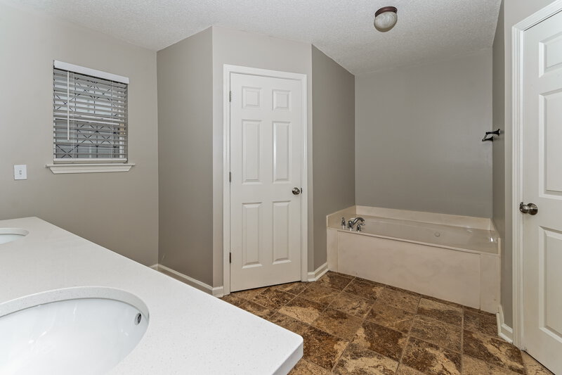 1,855/Mo, 1923 Clairmont Dr Southaven, MS 38671 Main Bathroom View