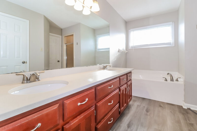 1,940/Mo, 4385 Muskerry Cove Memphis, TN 38125 Main Bathroom View