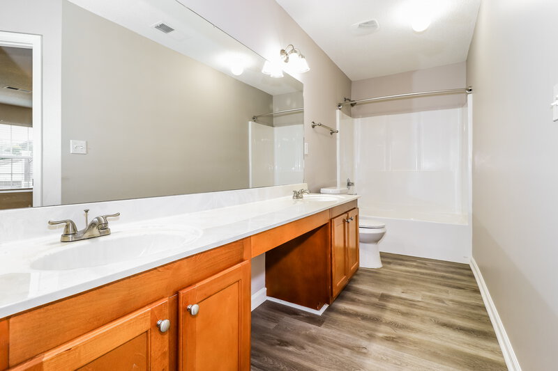 1,710/Mo, 10041 Chariden Dr Cordova, TN 38016 Main Bathroom View