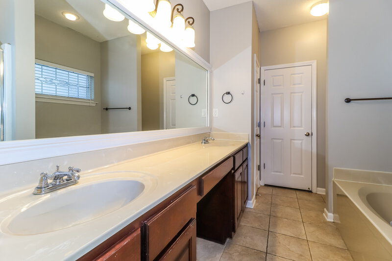2,045/Mo, 246 Fairway Trace Dr Hernando, MS 38632 Main Bathroom View