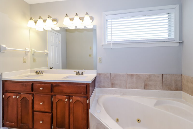 1,655/Mo, 1067 Nolan Ln Cordova, TN 38018 Main Bathroom View